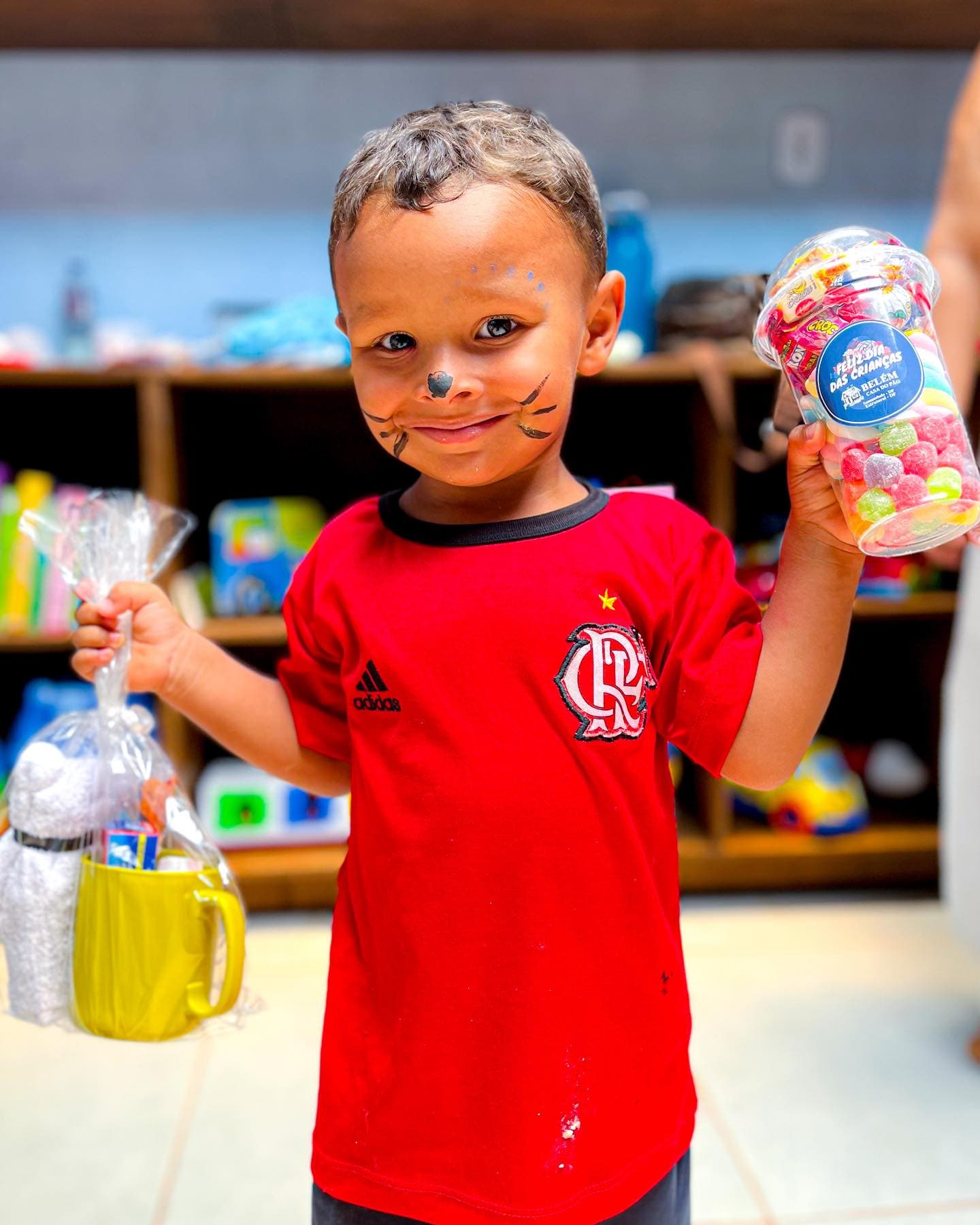 Crianças e voluntários em momento de celebração social