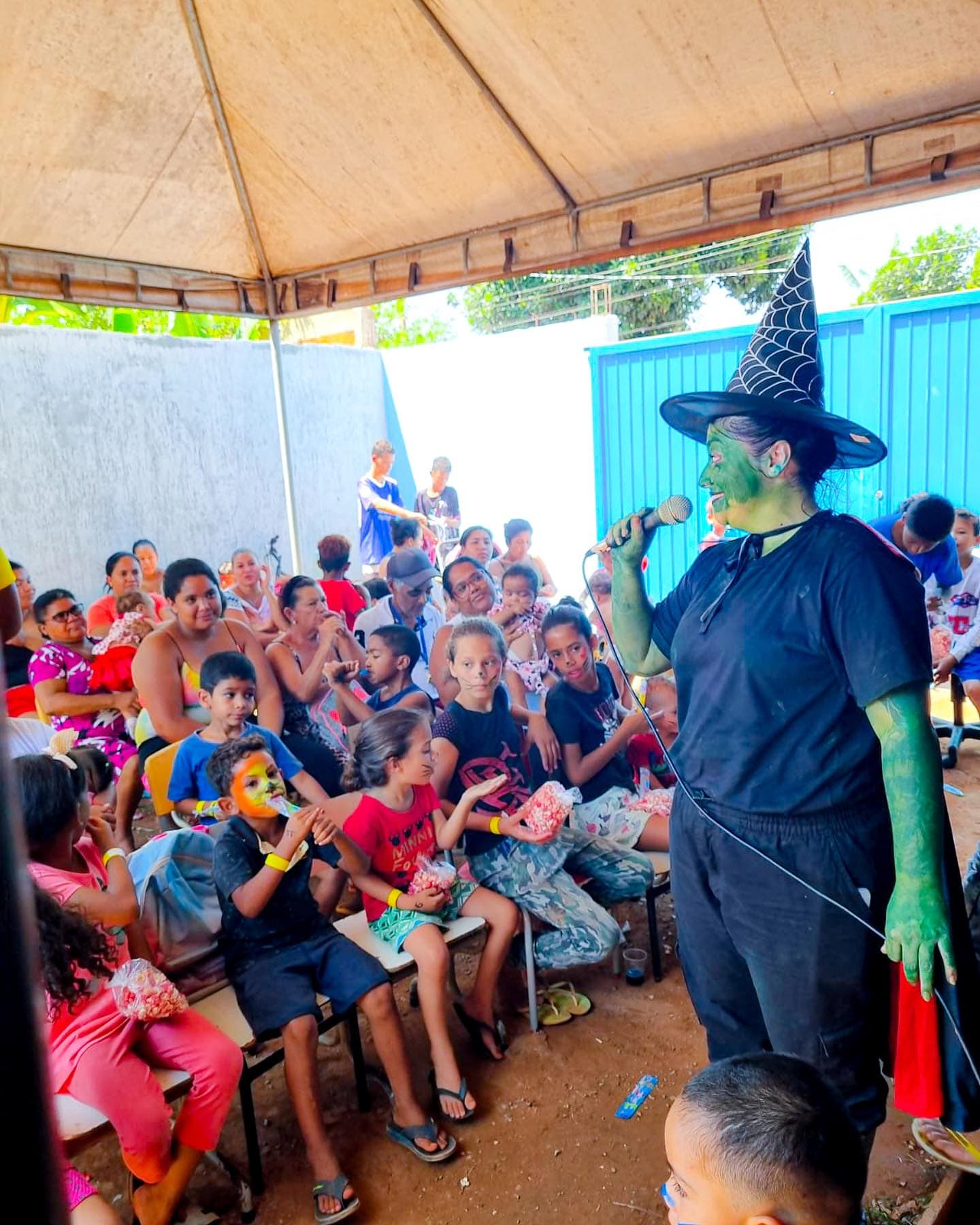 Dia especial das crianças com brincadeiras e integração