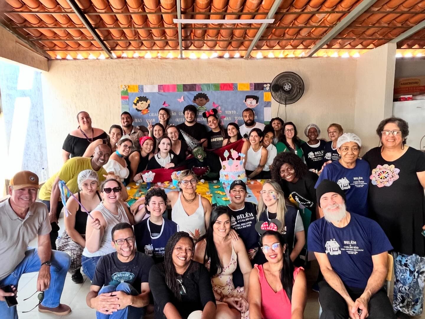 Equipe e moradores em registro de ação comunitária