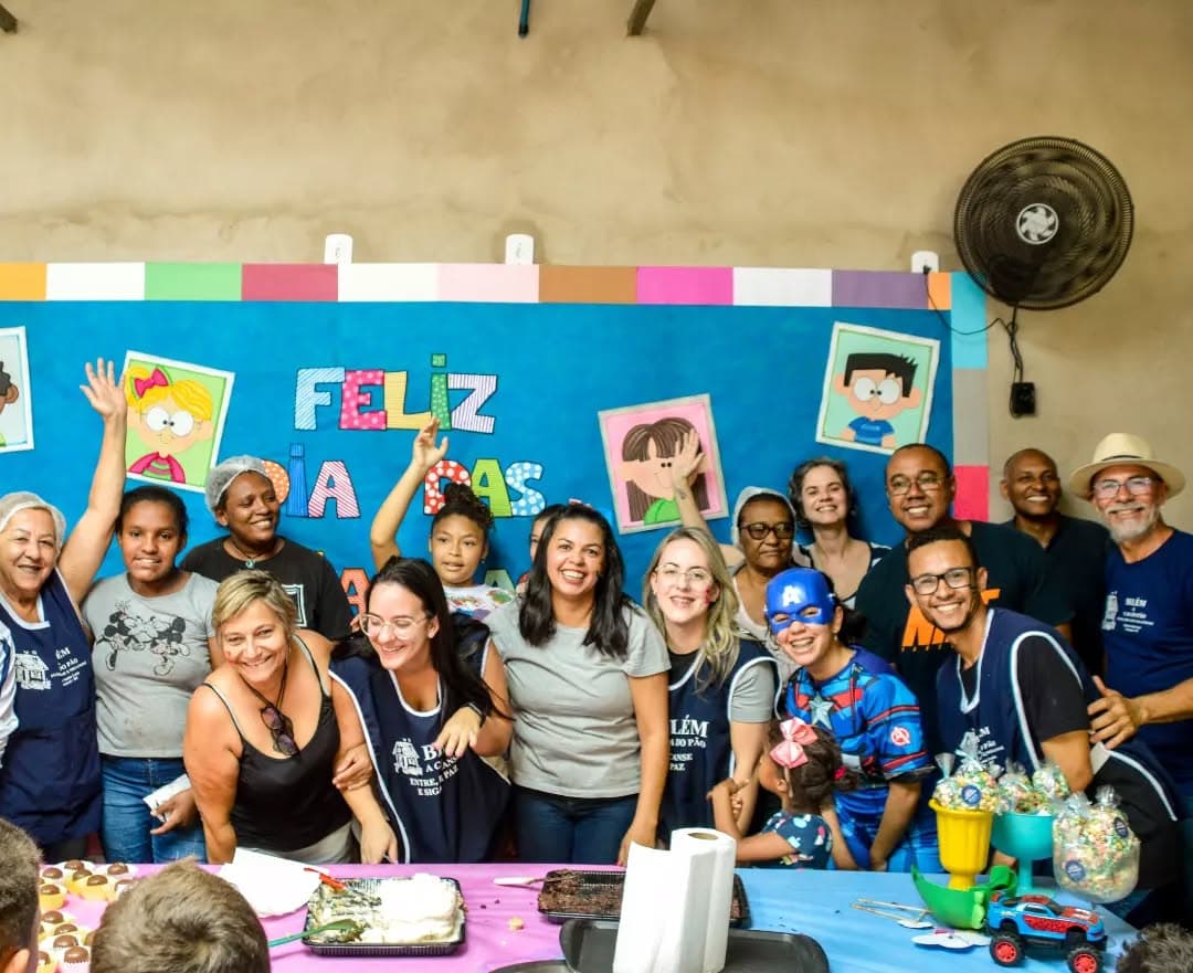 Crianças reunidas em atividade recreativa do projeto Mãos que Brincam